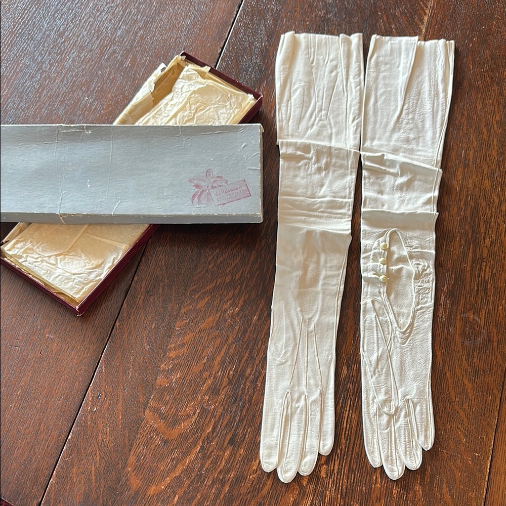 🇫🇷 Vintage long cream colored leather gloves. Made in France. Stamped 1821. EUC